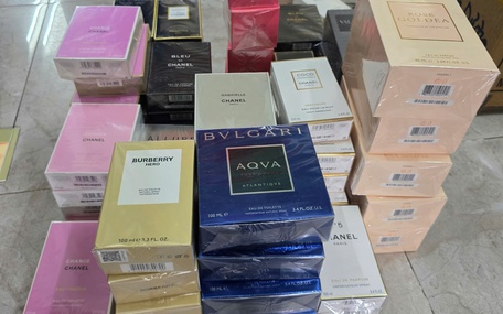 Công an TP.HCM triệt phá băng nhóm mua bán hơn 10.000 chai nước hoa Chanel, Bvlgari, Dior... giả
