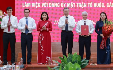 Tổng Bí thư Tô Lâm trao quyết định chức năng, tổ chức bộ máy Cơ quan Ủy ban TƯ MTTQ Việt Nam