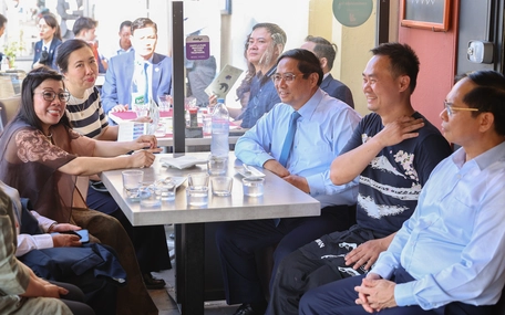 Thủ tướng Phạm Minh Chính thăm gia đình người Việt Nam tại Pháp