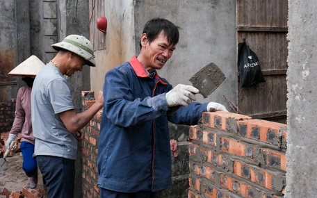 Tin tức sáng 10-6: Xóa nhà tạm, nhà dột nát trước 31-8; Sợ hàng giả, dân đổ về siêu thị