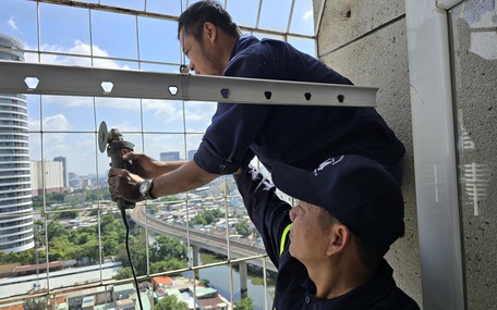 Nhiều cư dân chung cư ở TP.HCM tháo 'chuồng cọp', mở lối thoát nạn sau vụ cháy cư xá Độc Lập