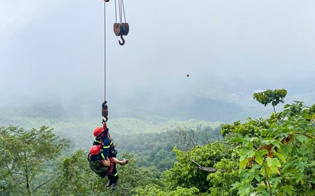 Giải cứu 2 người đi xe máy mất lái, rơi xuống vực ở núi Ba Vì