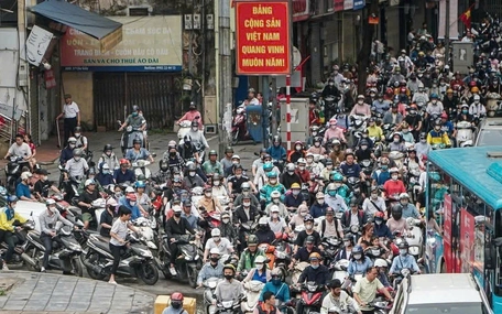 Hà Nội cần làm gì để cấm xe máy chạy xăng, giải quyết vấn đề môi trường?