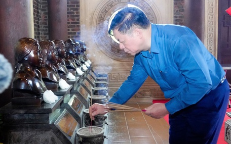Trưởng Ban Tuyên giáo và Dân vận Trung ương dâng hương tưởng niệm Chủ tịch Hồ Chí Minh, các liệt sĩ