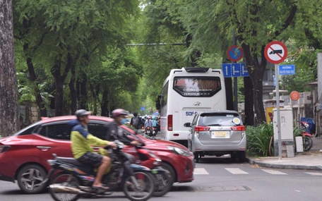 Nghiên cứu lắp đặt thêm camera giám sát, xử phạt lấn chiếm lòng đường, vỉa hè ở TP.HCM