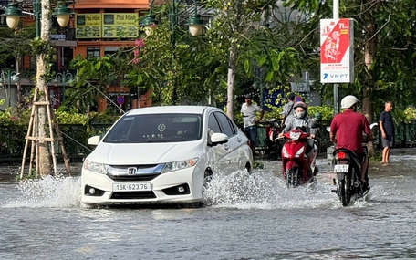 'Lái xe trong mưa bão không phải chuyện kinh nghiệm, mà là sinh tồn'