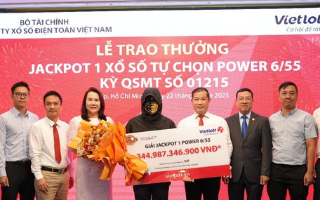 Người đàn ông ở TP.HCM trúng 344 tỉ vé số Vietlott: Nhìn dãy số trùng kết quả mà tôi thấy run