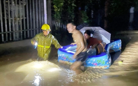 Nhiều xã ở Nghệ An ngập lụt do mưa lũ, sơ tán dân trong đêm
