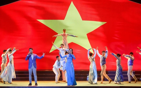 ‘Côn Đảo - Bản hùng ca bất tử’ thu hút đông đảo người dân trong đêm nghệ thuật tri ân