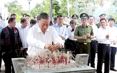 Tổng Bí thư Tô Lâm dâng hương tưởng niệm các anh hùng liệt sĩ tại Điện Biên