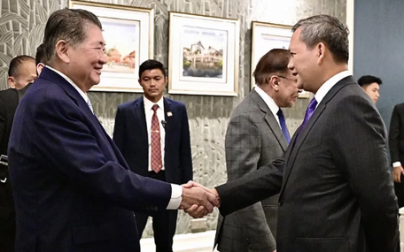 Khoảnh khắc Quyền Thủ tướng Thái Lan và Thủ tướng Campuchia bắt tay nhau tại thảo luận ngừng bắn