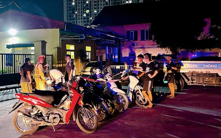 Xử lý hàng chục trường hợp vi phạm giao thông khi 'đi bão' mừng U23 Việt Nam vô địch