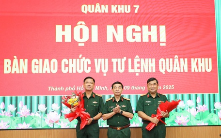 Trung tướng Nguyễn Trường Thắng bàn giao chức vụ tư lệnh Quân khu 7 cho Thiếu tướng Lê Xuân Thế
