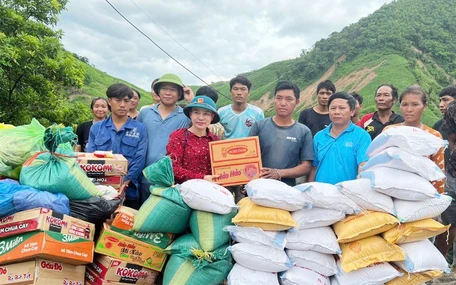 Dân Lào bị lũ cô lập, bơi qua sông cầu cứu được người Nghệ An sẻ chia hàng cứu trợ