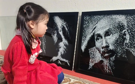 Họa sĩ làm tranh chạm kính chân dung Bác Hồ và các Tổng Bí thư