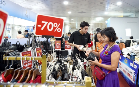 Nghỉ lễ săn hàng giảm giá, nhiều món giảm đến 80%