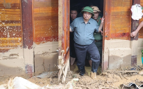 Thủ tướng: Dựng lại mái nhà, chia sẻ đau thương, mất mát với người dân bị lũ quét