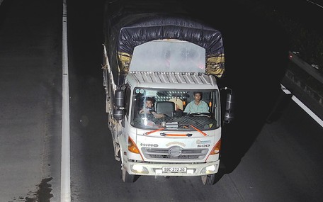 Mẹo đối phó camera AI bằng áo giả dây an toàn là vô nghĩa, 'tiền mất tật mang'