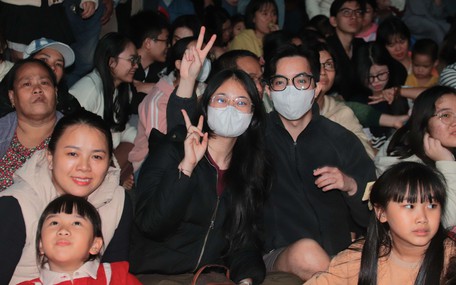 Người dân ngồi kín bờ sông Hàn xem Da Nang concert tại tòa nhà hơn 100 năm tuổi