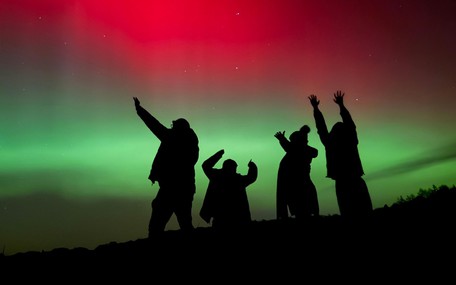 Cực quang 'lạc' sang châu Âu, bầu trời rực sáng giữa mùa đông