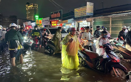 Đường Ung Văn Khiêm 1 tiếng đi được 200m, vòng xoay Nguyễn Thái Sơn chạy vào là chôn chân