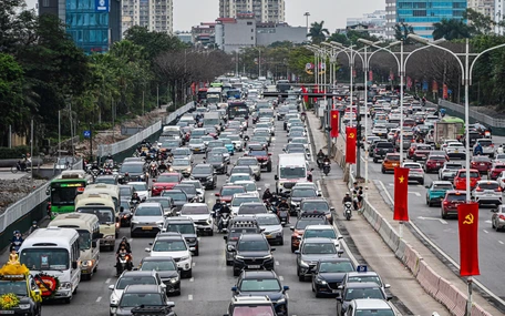 Xe cộ ùn ùn hướng về Hà Nội, cao tốc phân luồng cho xe đi ngược chiều để giảm tải