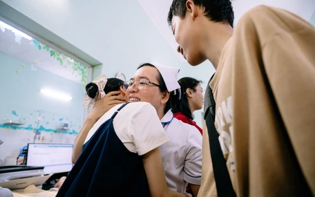 'Cựu bệnh nhân' ung thư tri ân bác sĩ và tiếp sức cho bệnh nhi ung thư