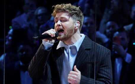 Alex Warren bỗng 'hot rần rần' vì sự cố hát lệch nhịp tại Grammy