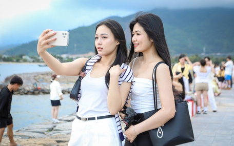 Cảng dưới chân đèo Hải Vân có gì mà chiều nào cũng đông kín người check-in?