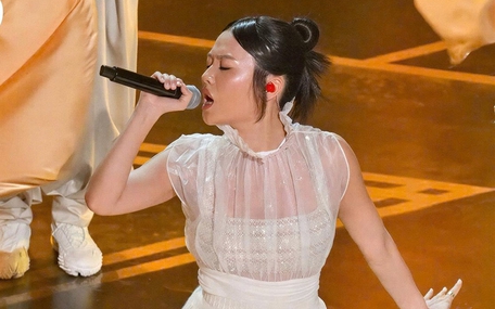 Ca sĩ hát 'Golden' trên sân khấu Oscar diện thiết kế của Đỗ Long