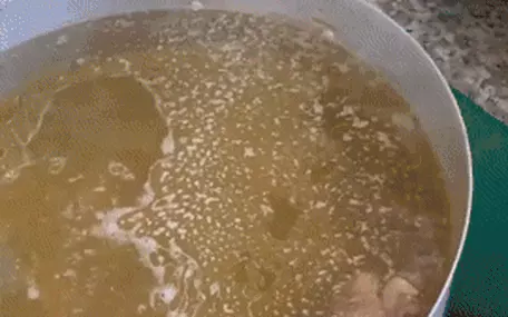 Nồi hủ tiếu nước lèo trong vắt: Bí quyết nằm ở đâu?