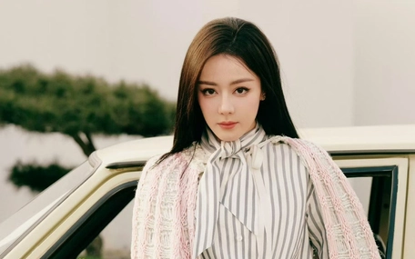 Địch Lệ Nhiệt Ba bị kẹt ở Dubai, lỡ hẹn với show diễn của Dior