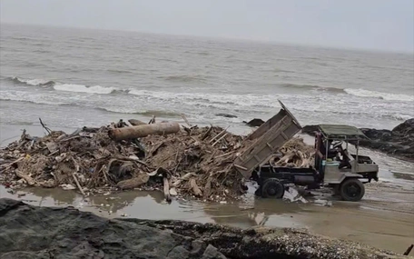 Xác minh, xử lý vụ đổ rác thải xuống bãi biển Hải Tiến