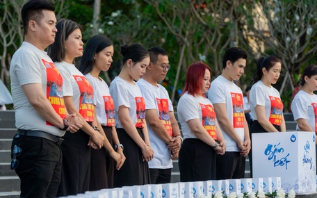 Nghệ sĩ TP.HCM mặc áo chống dịch 5 năm trước tưởng niệm đồng bào mất do COVID-19