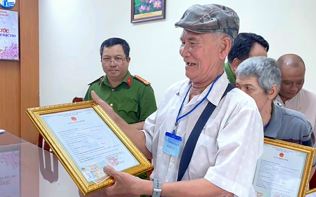 Cụ ông 77 tuổi vỡ òa khi lần đầu làm giấy khai sinh, căn cước