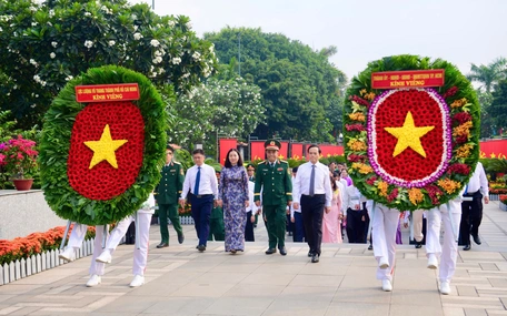 Lãnh đạo TP.HCM dâng hương tưởng nhớ Chủ tịch Hồ Chí Minh, các Anh hùng liệt sĩ
