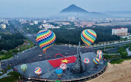 Lần đầu bay khinh khí cầu ở Tuy Hòa, du khách chiêm ngưỡng trong bình minh