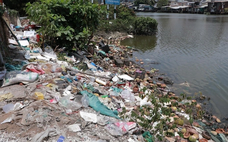 Rác thải tràn lan ở phường Tân Hưng: Người dân nói hôi thối, phường sẽ ra quân dọn dẹp