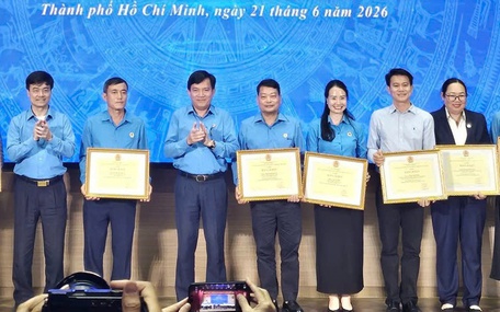 Tổng liên đoàn Lao động Việt Nam trao tặng bằng khen cho Báo Tuổi Trẻ