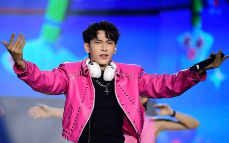 E-Concert bùng nổ khi dàn sao không chỉ hát mà còn tặng quà