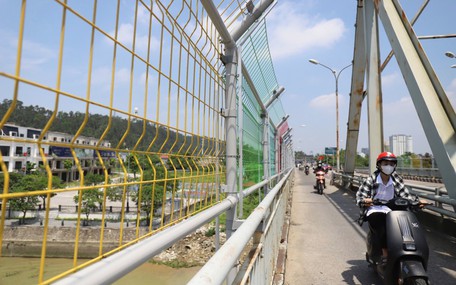 Cận cảnh cầu Bến Thủy ‘khoác áo mới’ có lưới ngăn người nhảy cầu