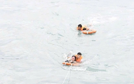 4 người bị sóng cuốn xuống biển Đà Nẵng: Ly kỳ cô gái sống sót 8 tiếng dù không biết bơi