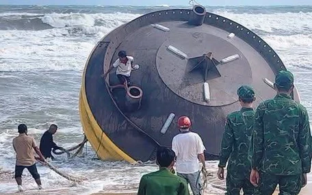 Tìm chủ sở hữu vật thể khổng lồ có chữ 'CHINA BUOY' dạt vào bờ biển