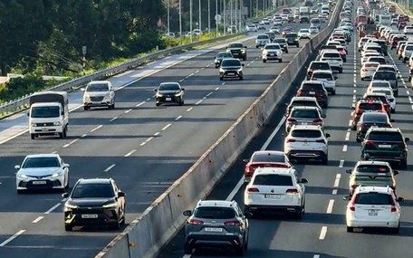 Cửa ngõ Hà Nội lại kẹt cứng 'ngày về', xe được đi ngược chiều trên cao tốc