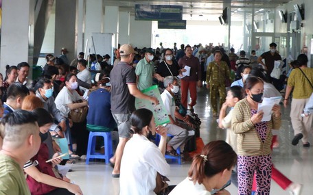 Vì sao ‘biển người’ vẫn ùn ùn đổ về bệnh viện Chợ Rẫy, Ung bướu, Y Dược...?
