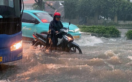 Mưa từ chiều đến tối, nhiều tuyến đường ở Đồng Nai chìm trong nước