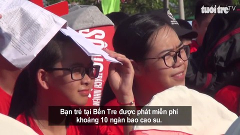 Phát miễn phí 10 ngàn bao cao su cho bạn trẻ tại Bến Tre