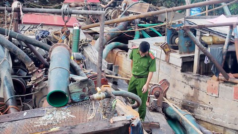 Truy đuổi bắt cát tặc trên sông Đồng Nai