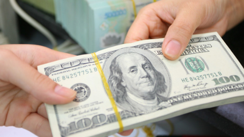Đổi 100 USD tại tiệm vàng, anh thợ điện bị phạt 90 triệu đồng