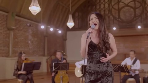 Nghe Hồ Hoàng Yến hát "Em là tất cả" của Lam Phương